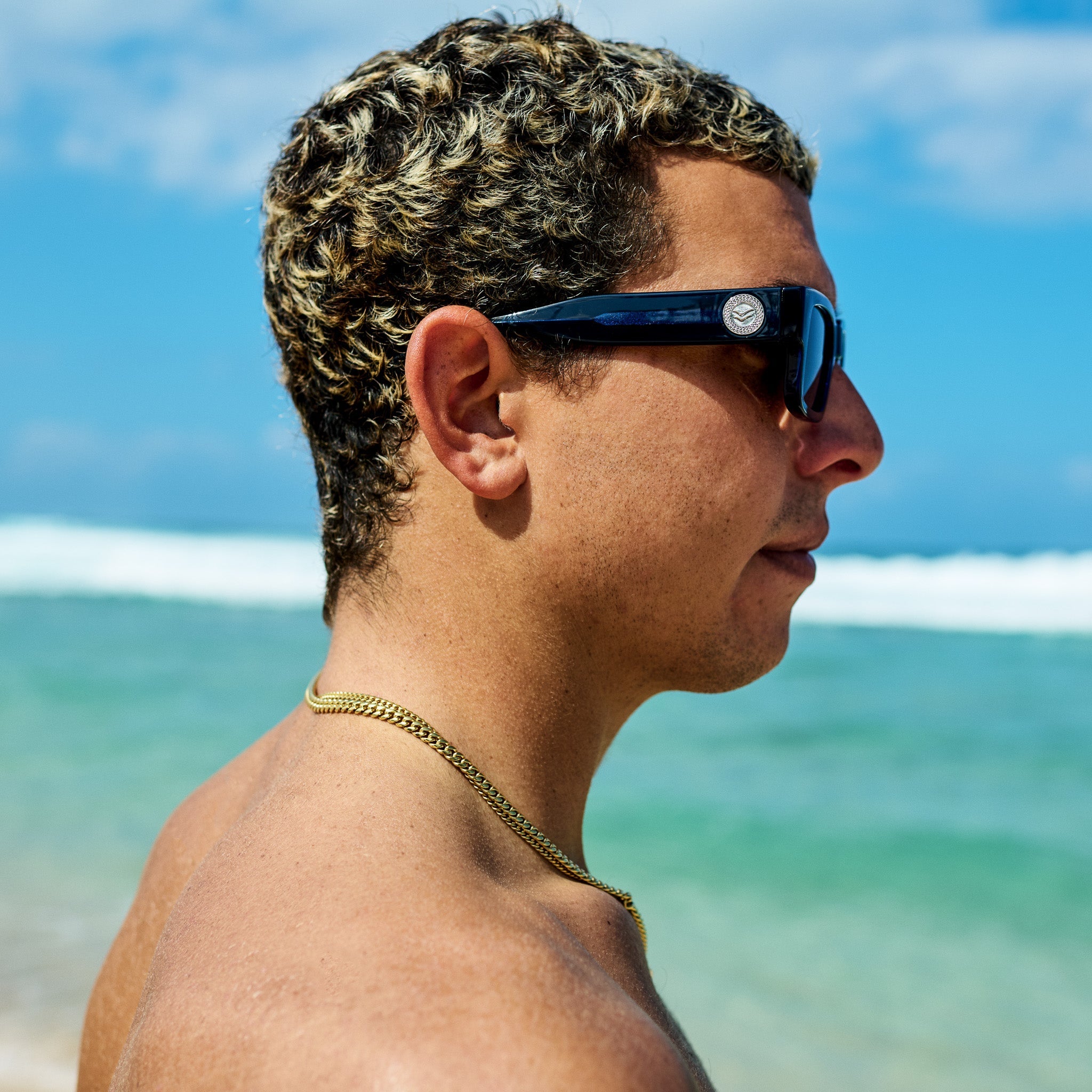 Man wearing sunglasses with a beach and ocean in the background.
DARK SEAS / SMOKE POLARIZED LENS