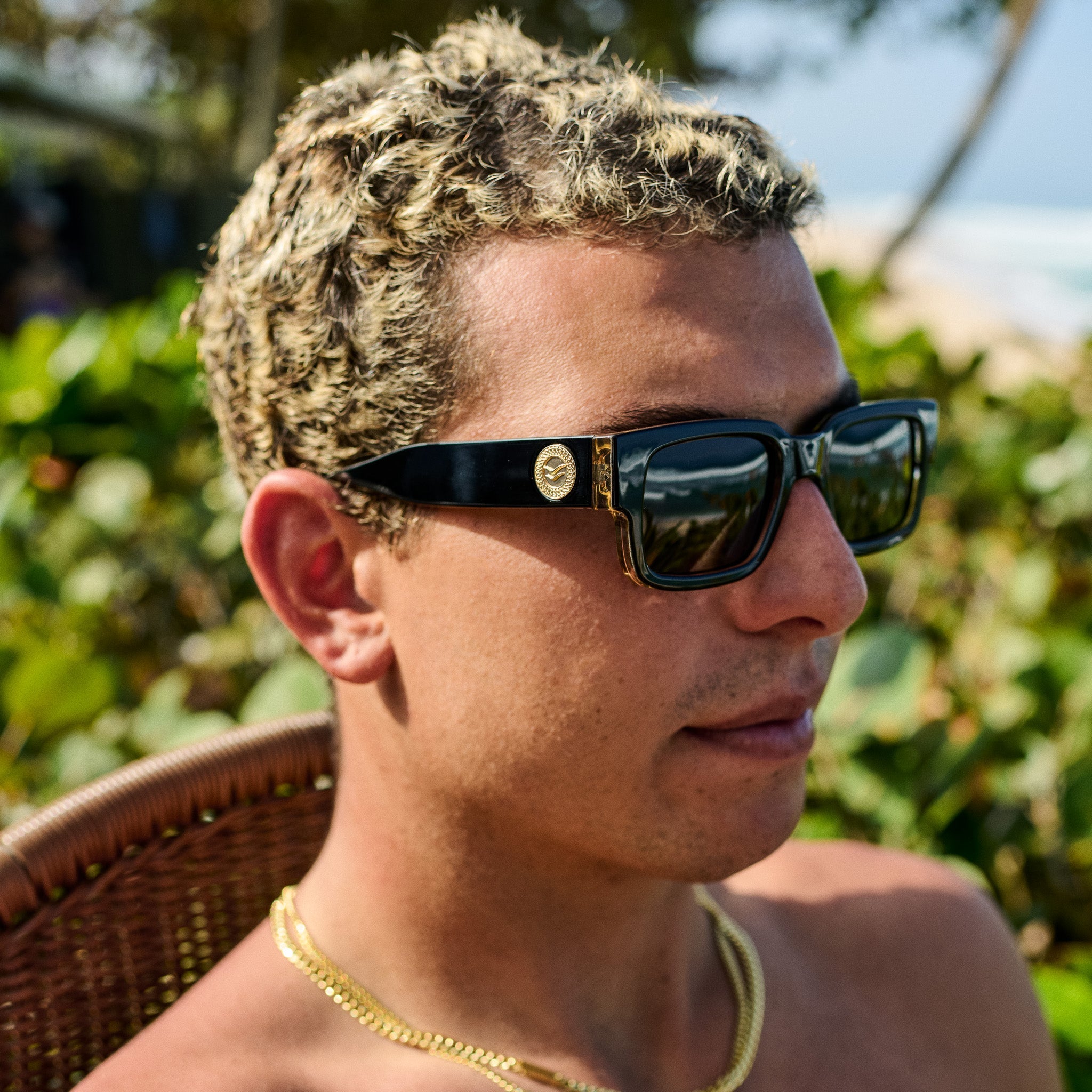 Man wearing sunglasses with a blurred natural background.
BLACK LEOPARD / SMOKE POLARIZED LENS