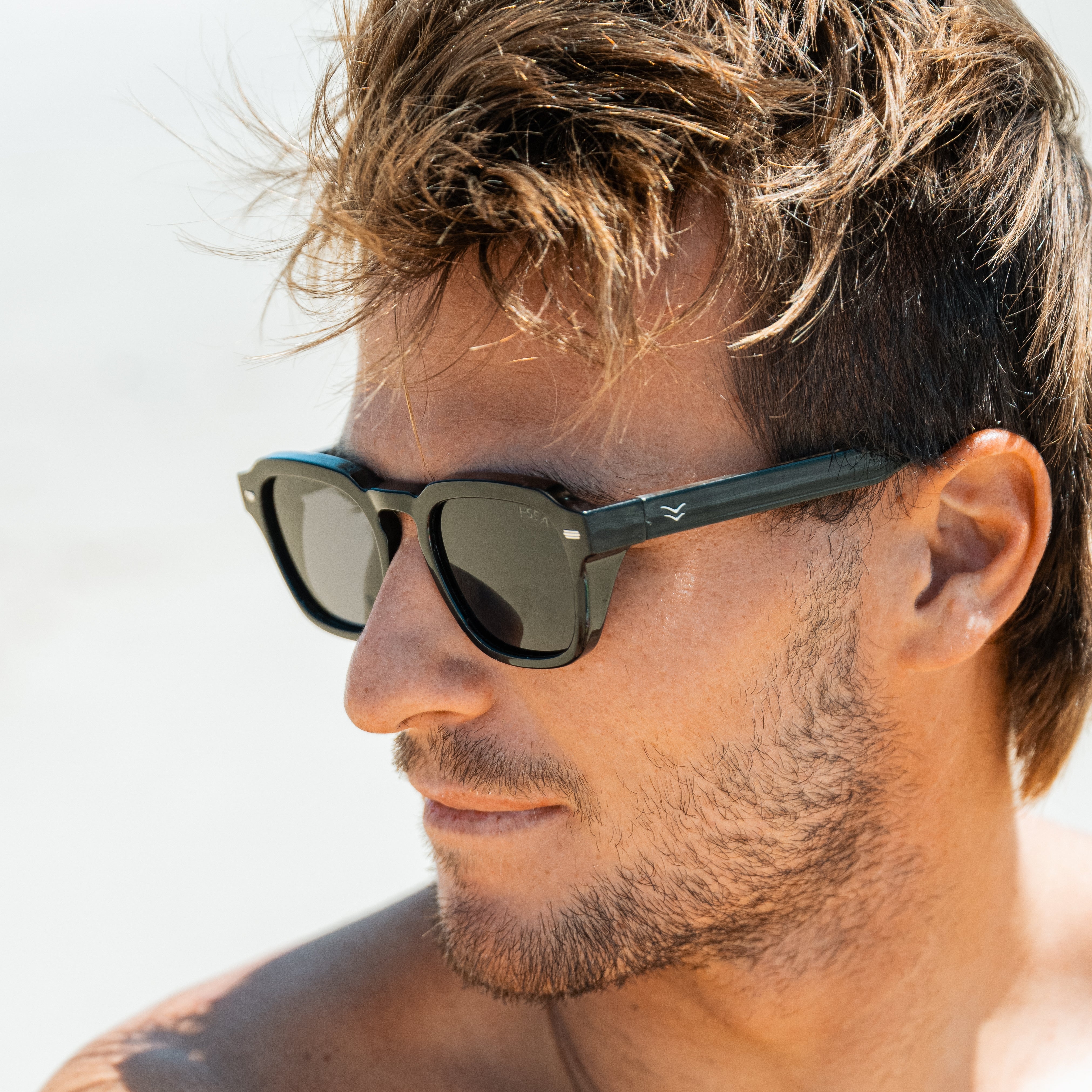 Man wearing sunglasses with a neutral background.
BLACK / SMOKE POLARIZED LENS
