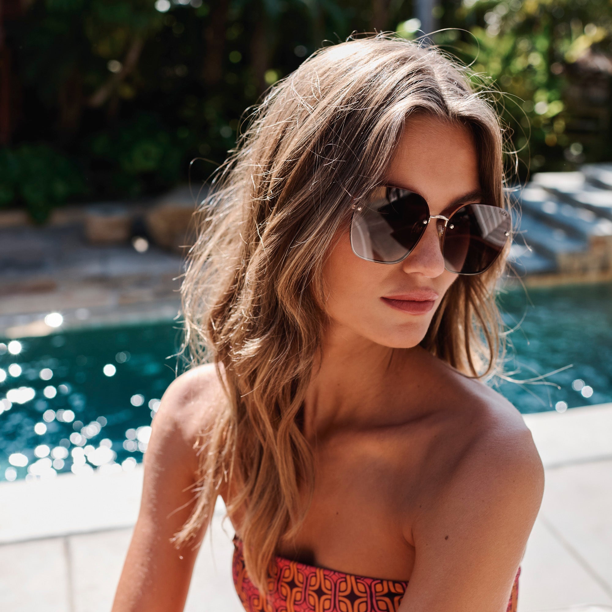 Woman wearing sunglasses by a poolside.
GOLD / BROWN GRADIENT POLARIZED LENS