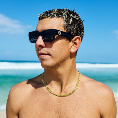 Man wearing sunglasses with a beach and ocean in the background.
DARK SEAS / SMOKE POLARIZED LENS