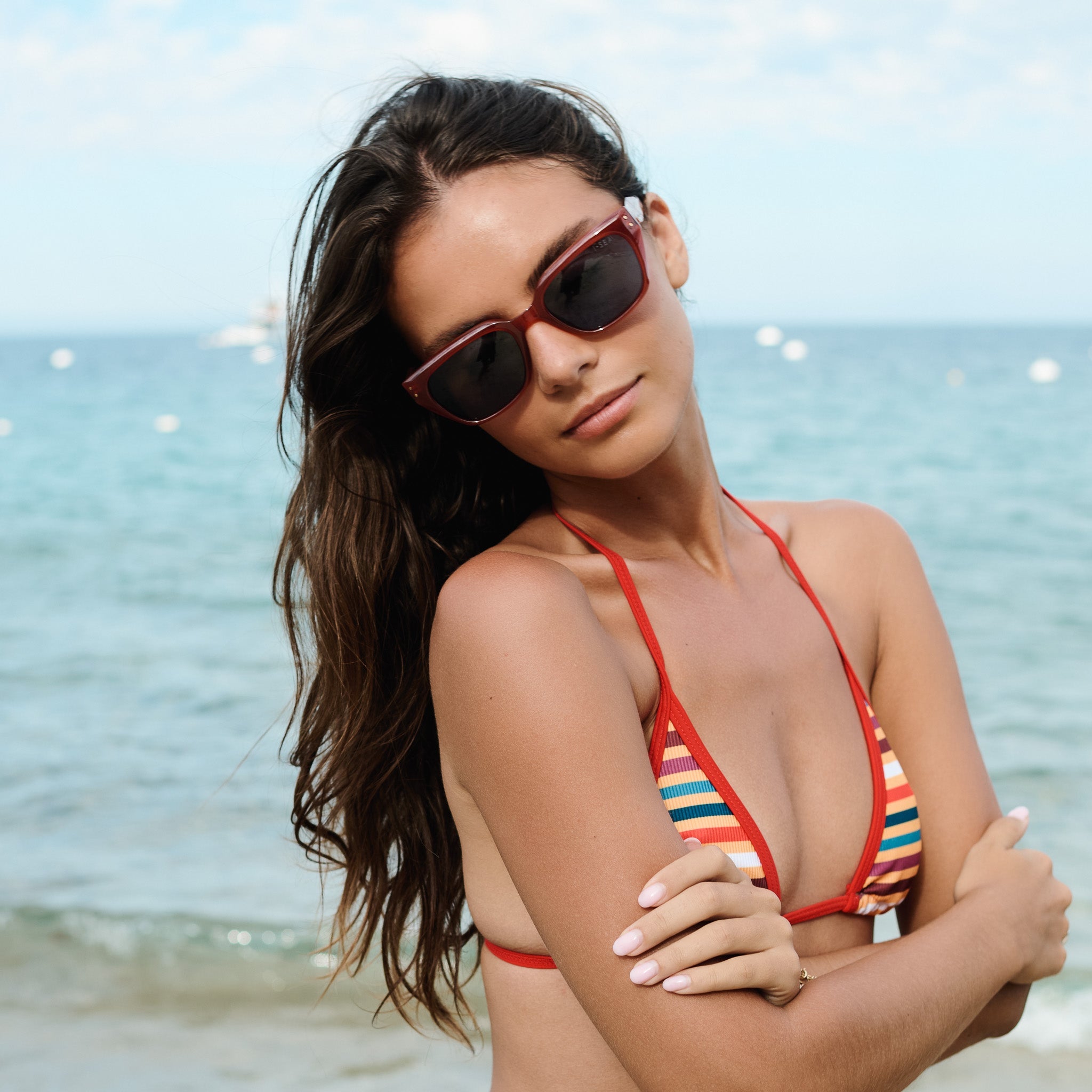Woman in a colorful bikini and sunglasses on a beach.
GINGER / SKY POLARIZED LENS