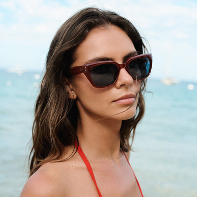 Woman wearing sunglasses with a blurred beach background.
GINGER / SKY POLARIZED LENS