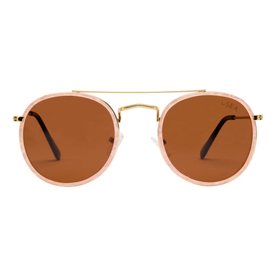 Round sunglasses with gold frame and brown lenses on a white background.
PEARL / BROWN POLARIZED LENS