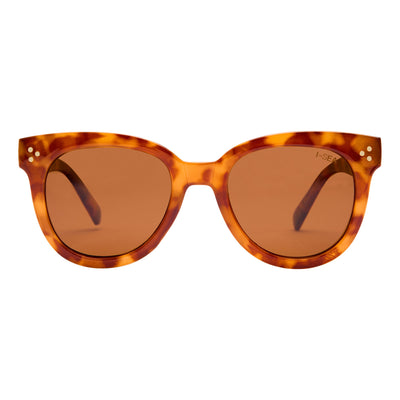 Tortoiseshell sunglasses with brown lenses on a white background.
TORT / BROWN POLARIZED LENS