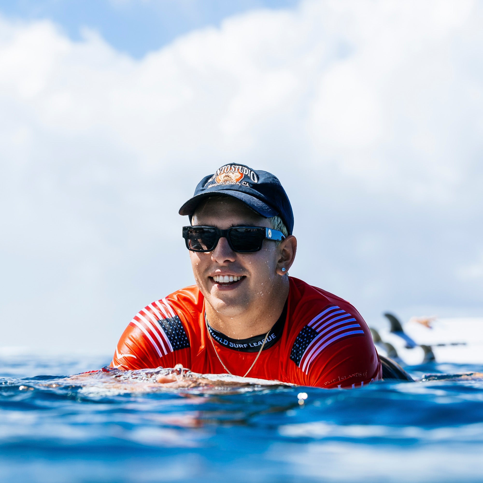 Person wearing a red shirt with American flag design, black cap, and sunglasses in the water.
TAHITI PRO / SMOKE POLARIZED LENS