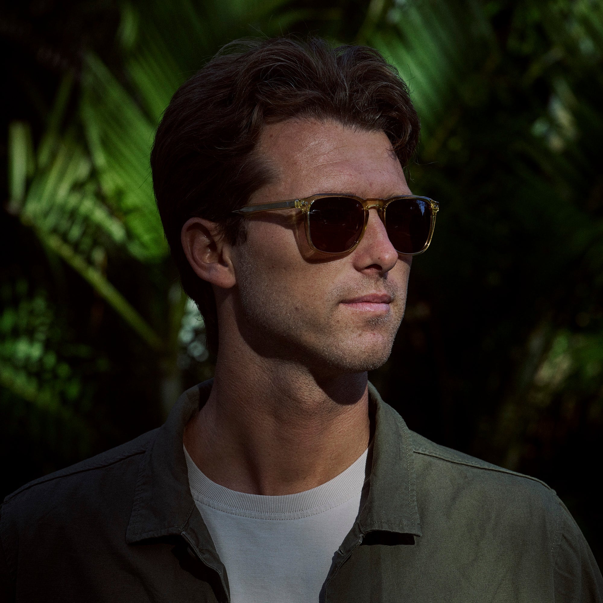 Man wearing sunglasses with a dark background.
ANTIQUE / BROWN POLARIZED LENS