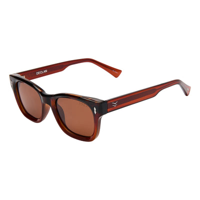 Sunglasses with brown lenses and tortoiseshell frame on a white background.
TORT COLA / BROWN POLARIZED LENS