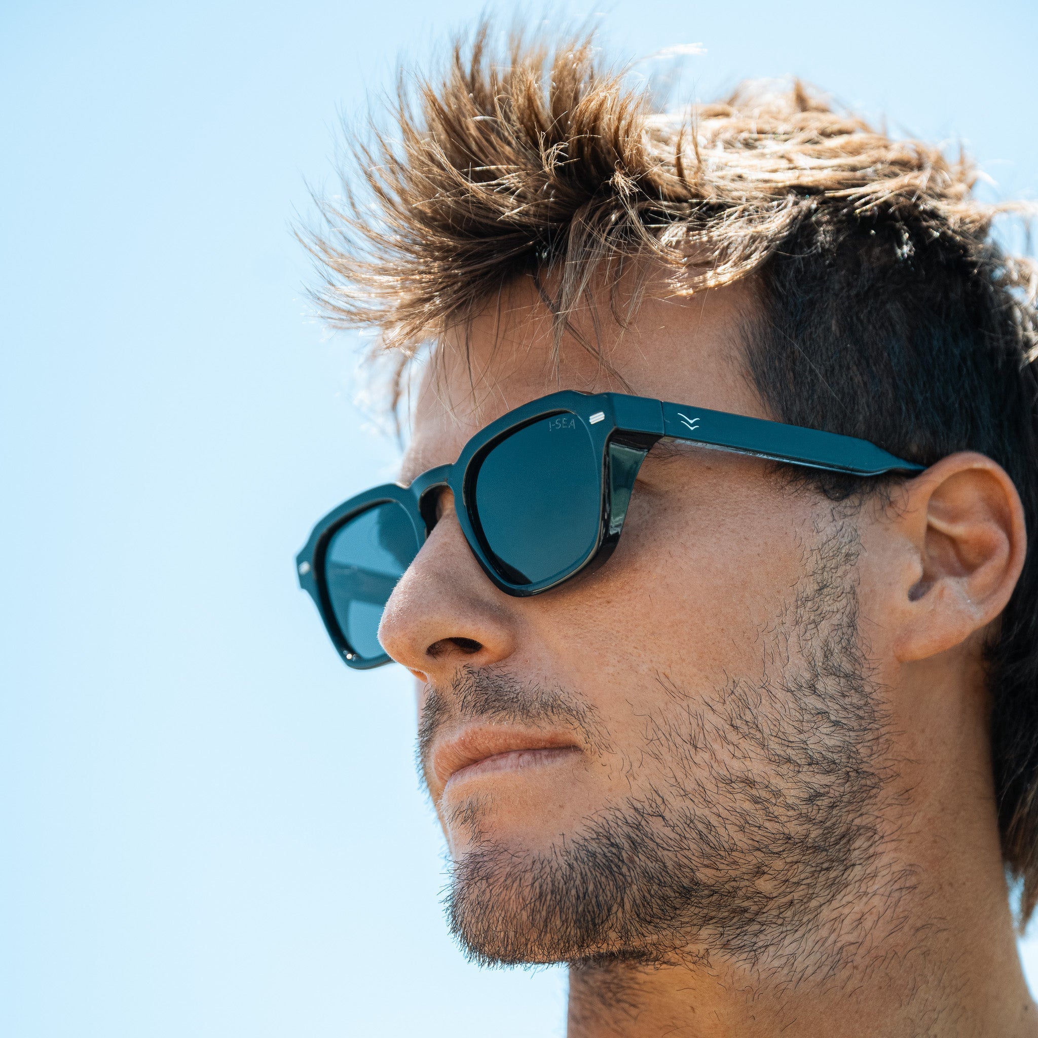Man wearing blue sunglasses with a clear blue sky background.
BLACK / SMOKE POLARIZED LENS
