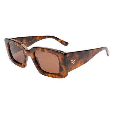 Tortoiseshell sunglasses with brown lenses on a white background.
TORT / BROWN POLARIZED LENS