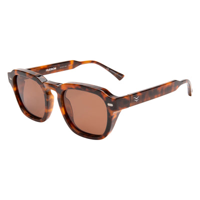 Tortoiseshell sunglasses with brown lenses on a white background.
TORT / BROWN POLARIZED LENS