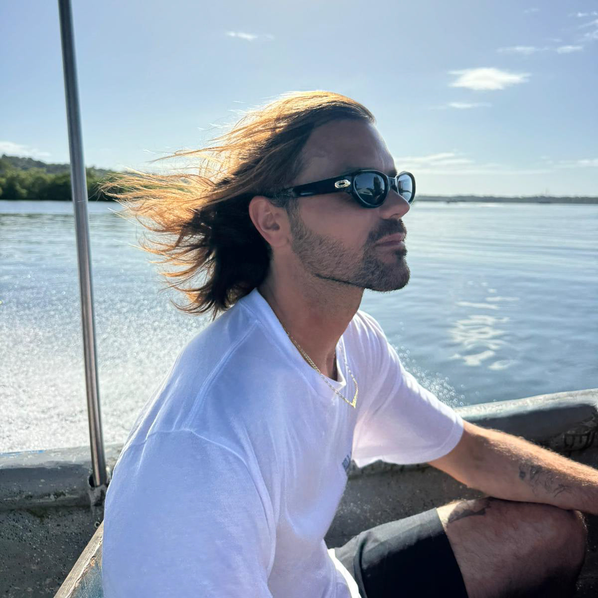 Man with sunglasses and long hair sitting by a body of water.
BLACK / SMOKE POLARIZED LENS