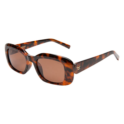 Tortoiseshell sunglasses with brown lenses on a white background.
TORT / BROWN POLARIZED LENS