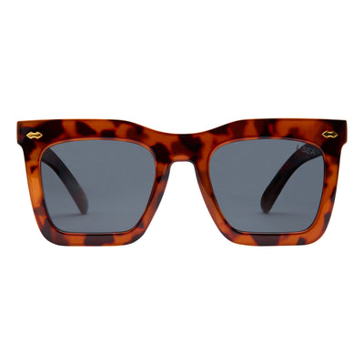 Tortoiseshell sunglasses with dark lenses on a white background.
TORT / SMOKE POLARIZED LENS