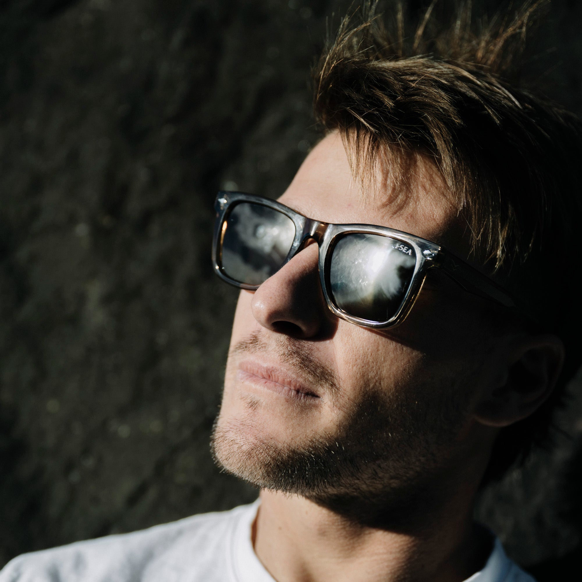 Man wearing sunglasses with a dark background.
TAUPE / BROWN POLARIZED LENS
