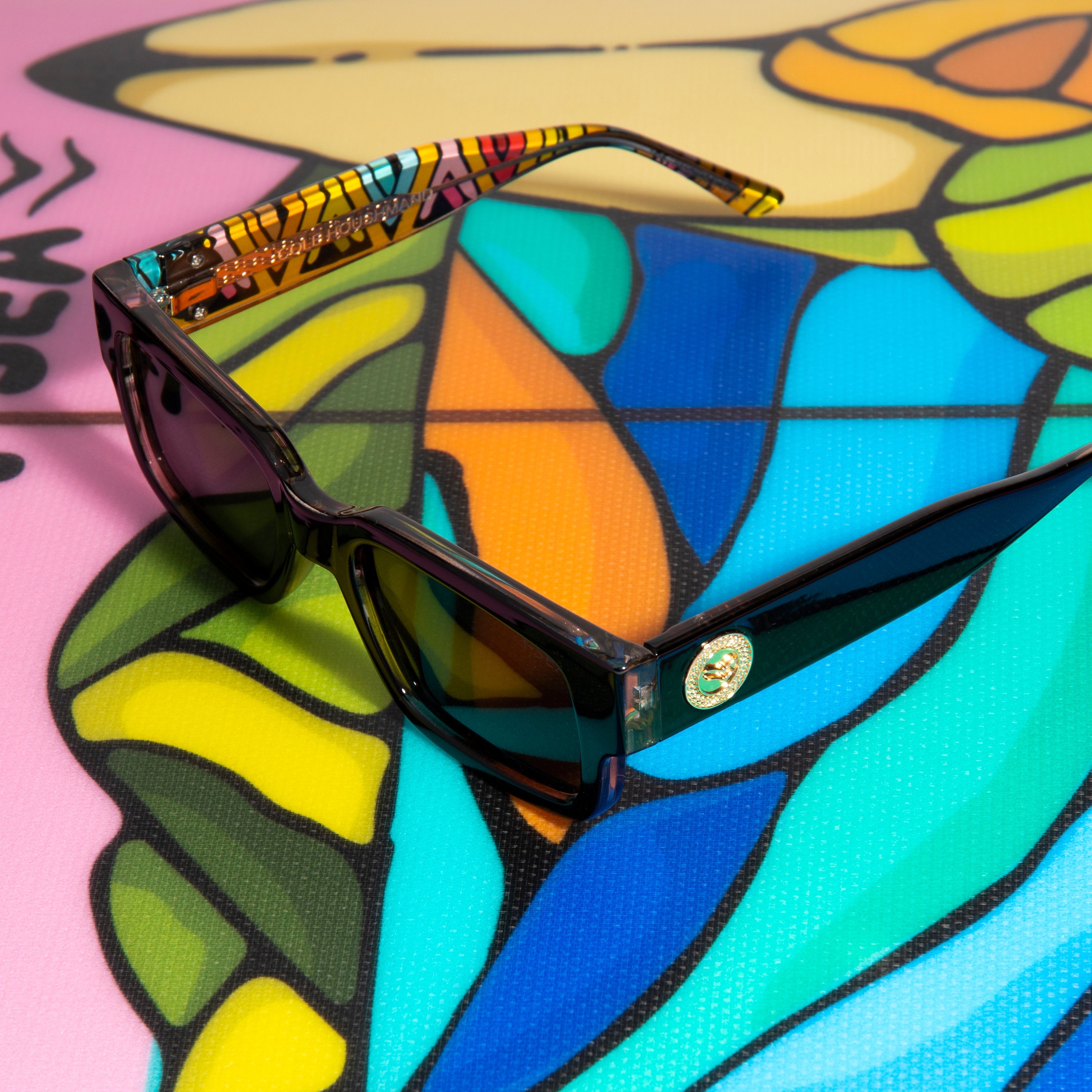 Sunglasses with colorful design on a vibrant background.
TAHITI PRO / SMOKE POLARIZED LENS