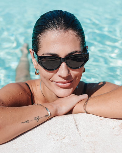 Woman wearing sunglasses by a pool.
BLACK / SMOKE POLARIZED LENS