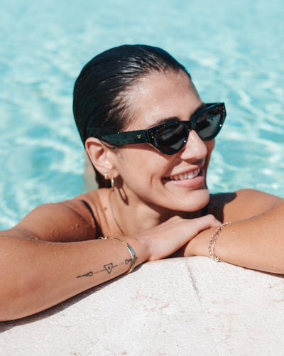 Woman wearing sunglasses and smiling by a pool.
BLACK / SMOKE POLARIZED LENS