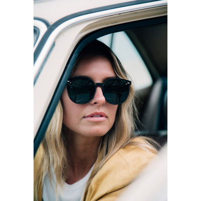 Woman wearing sunglasses sitting inside a car.
TORT / G15 POLARIZED LENS