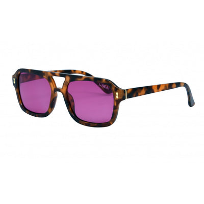 Sunglasses with tortoiseshell frame and pink lenses on a white background.
HONEY TORT / LAVENDER LENS